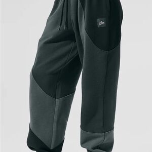 NWT men’s ALO Yoga “make waves” sweatpants in ‘charcoal green tonal’ colorway
